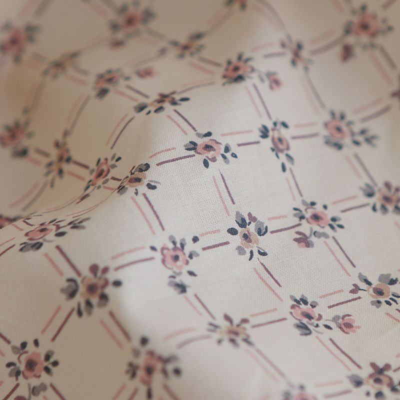 Ella - Popeline de coton douce qualité SWEET écru motif rose poudré