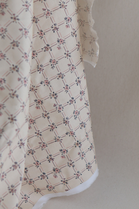 Ella - Popeline de coton douce qualité SWEET écru motif rose poudré