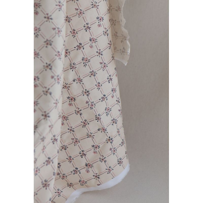Ella - Popeline de coton douce qualité SWEET écru motif rose poudré