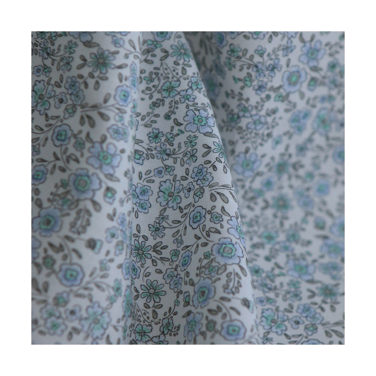 Suzanne - Popeline de coton douce qualité SWEET motif bleu ciel Suzanne - Popeline de coton douce qualité SWEET motif bleu ciel