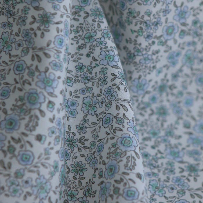 Suzanne - Popeline de coton douce qualité SWEET motif bleu ciel