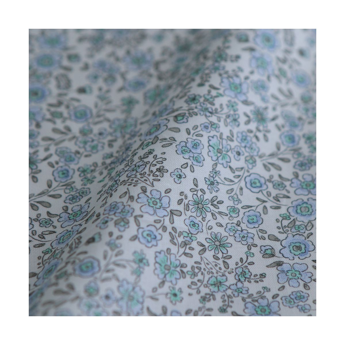 Suzanne - Popeline de coton douce qualité SWEET motif bleu ciel Suzanne - Popeline de coton douce qualité SWEET motif bleu ciel