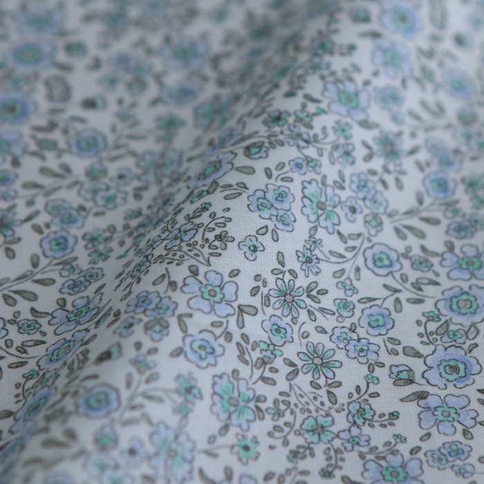 Suzanne - Popeline de coton douce qualité SWEET motif bleu ciel