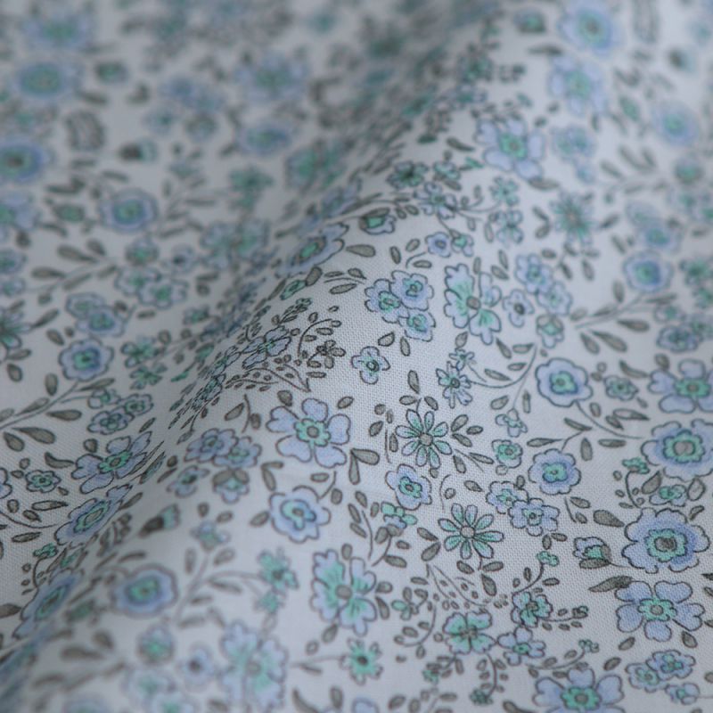 Suzanne - Popeline de coton douce qualité SWEET motif bleu ciel