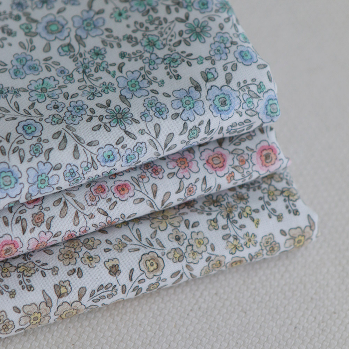 Suzanne - Popeline de coton douce qualité SWEET motif bleu ciel