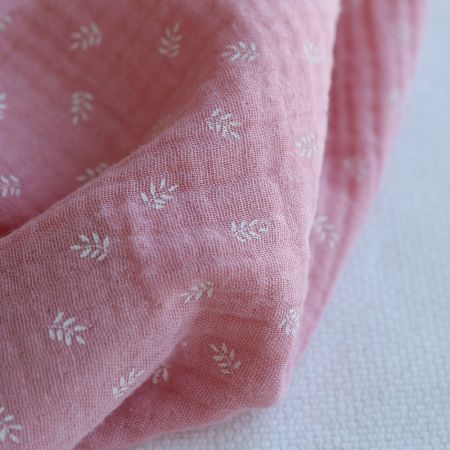 Sacha - Double gaze de coton motif feuilles fond rose blush Sacha - Double gaze de coton motif feuilles fond rose blush
