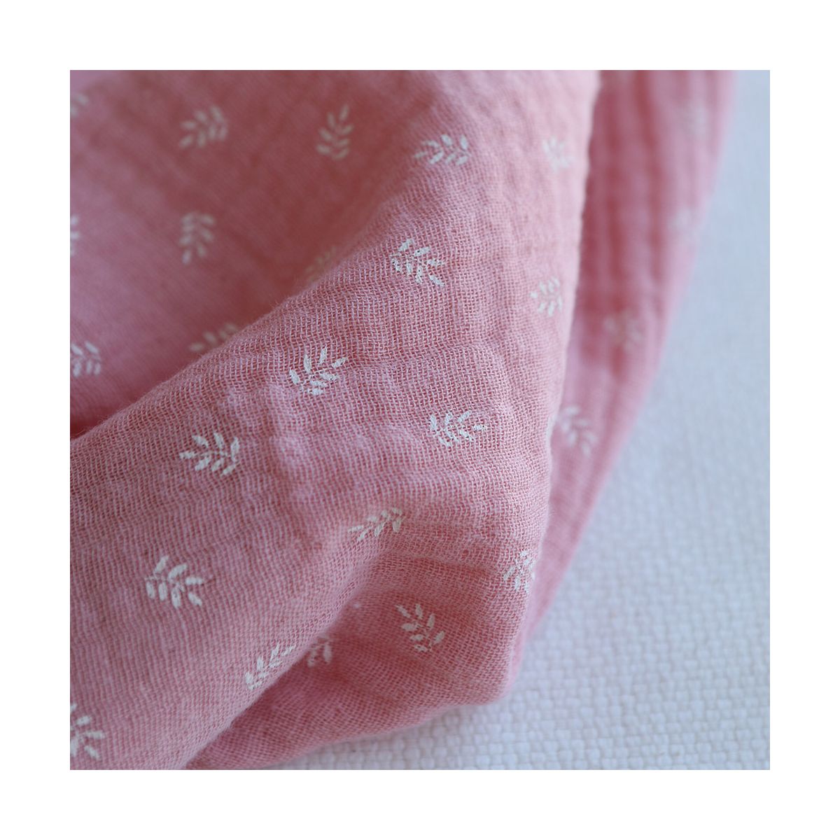 Sacha - Double gaze de coton motif feuilles fond rose blush Sacha - Double gaze de coton motif feuilles fond rose blush