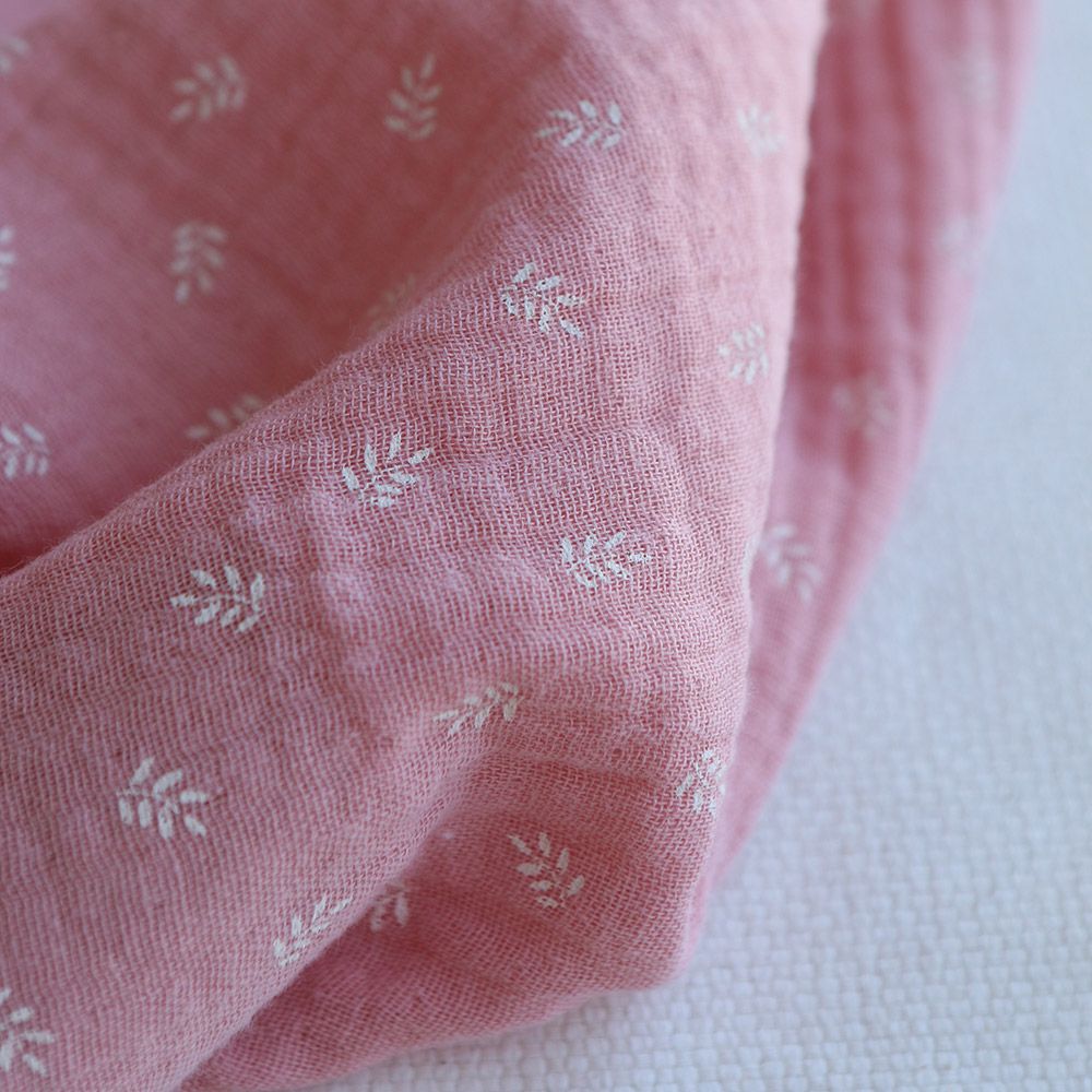 Sacha - Double gaze de coton motif feuilles fond rose blush