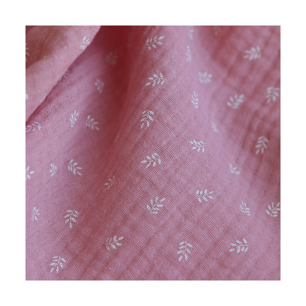 Sacha - Double gaze de coton motif feuilles fond rose blush Sacha - Double gaze de coton motif feuilles fond rose blush