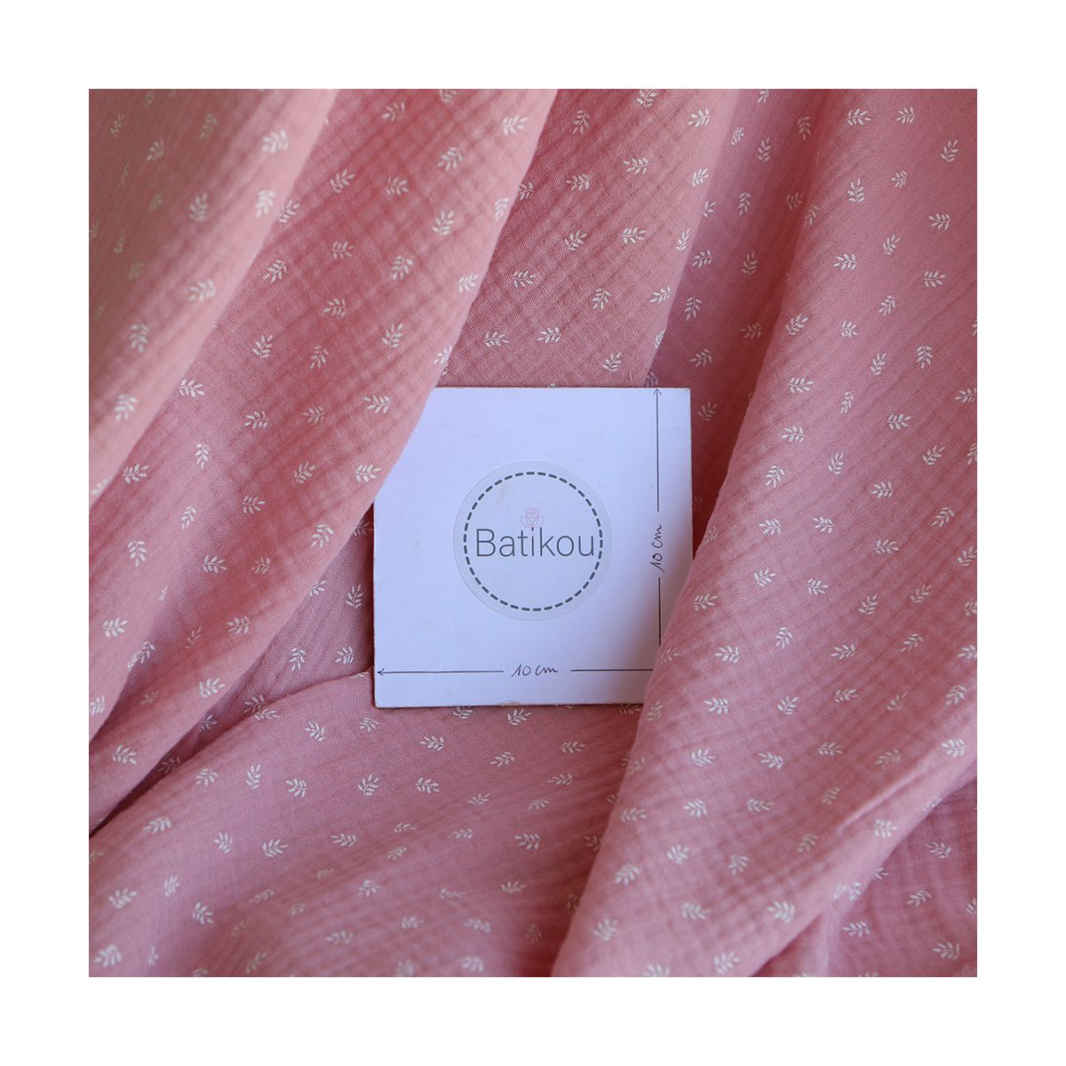 Sacha - Double gaze de coton motif feuilles fond rose blush Sacha - Double gaze de coton motif feuilles fond rose blush