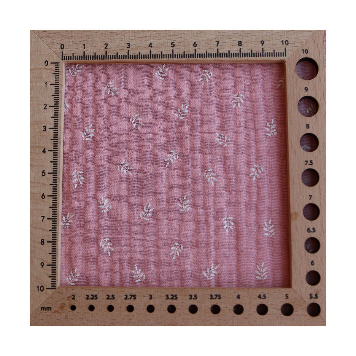 Sacha - Double gaze de coton motif feuilles fond rose blush Sacha - Double gaze de coton motif feuilles fond rose blush