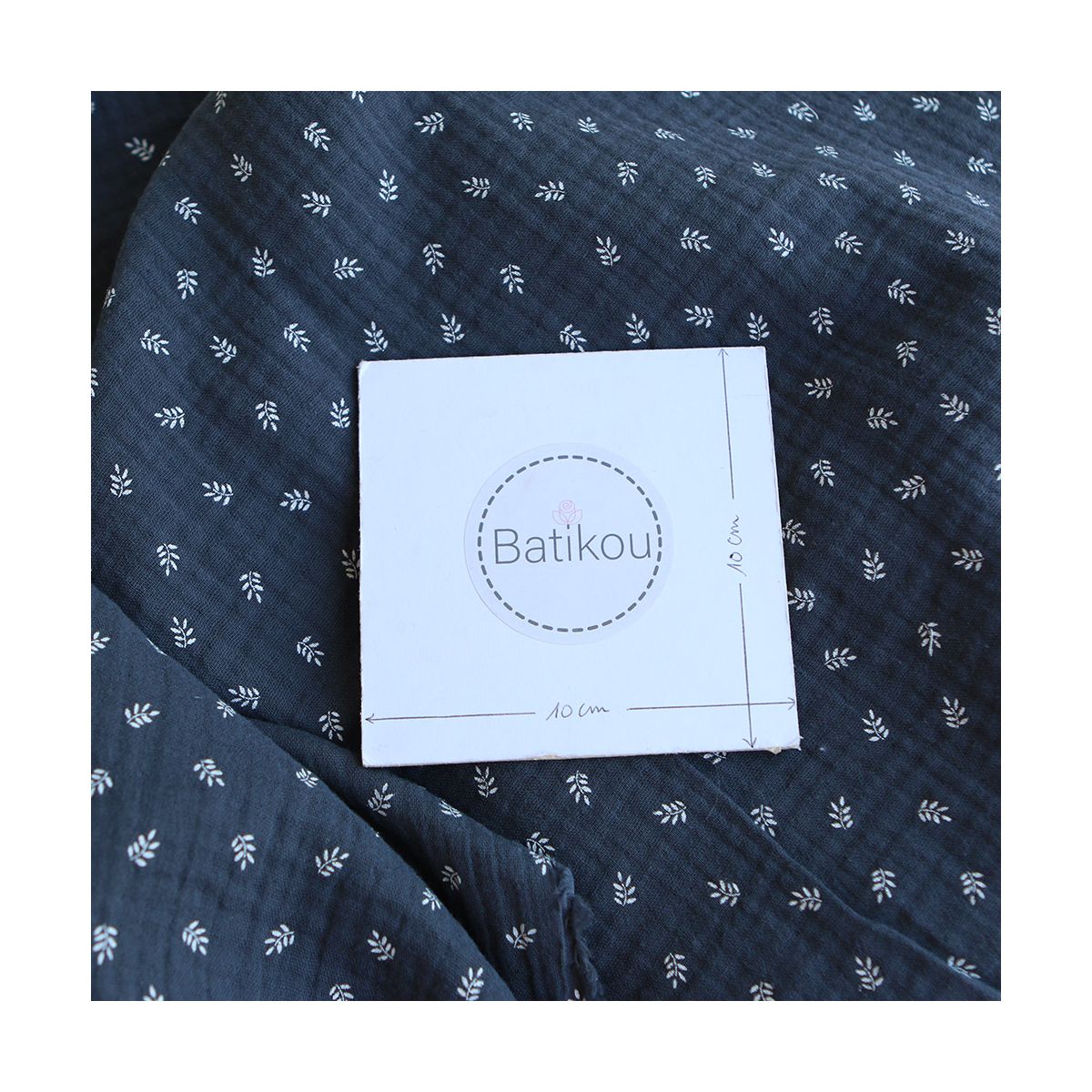 Sacha - Double gaze de coton motif feuilles fond météorite Sacha - Double gaze de coton motif feuilles fond météorite
