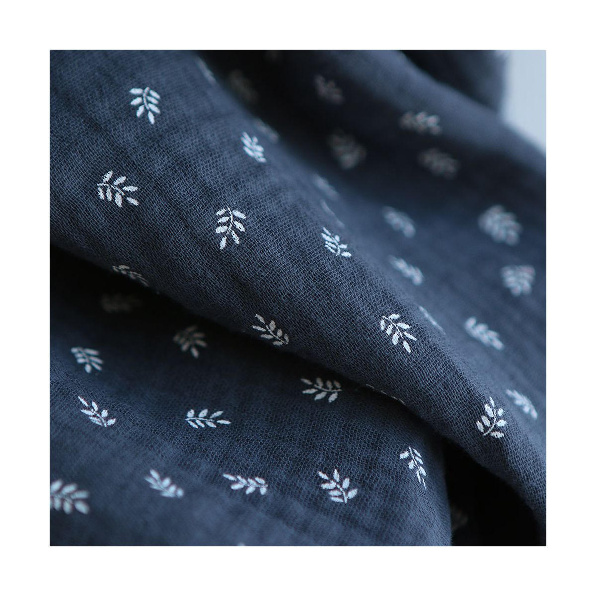 Sacha - Double gaze de coton motif feuilles fond météorite Sacha - Double gaze de coton motif feuilles fond météorite