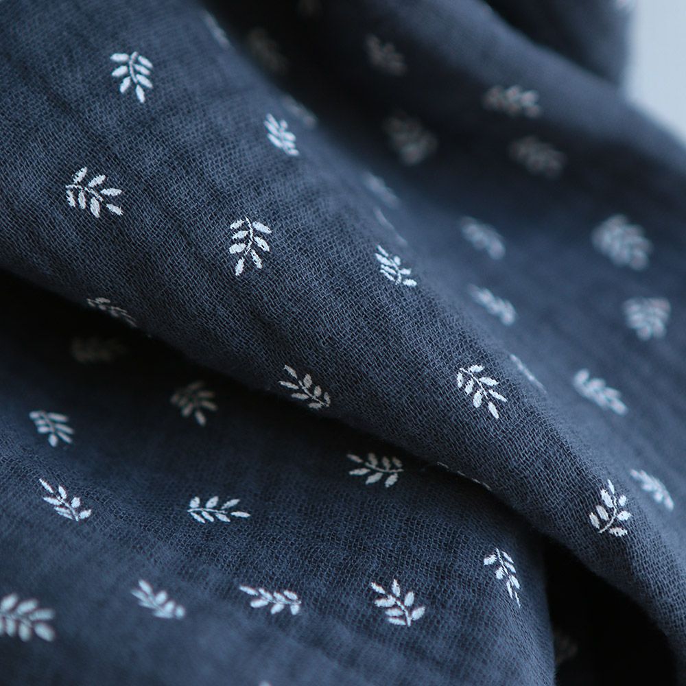 Sacha - Double gaze de coton motif feuilles fond météorite