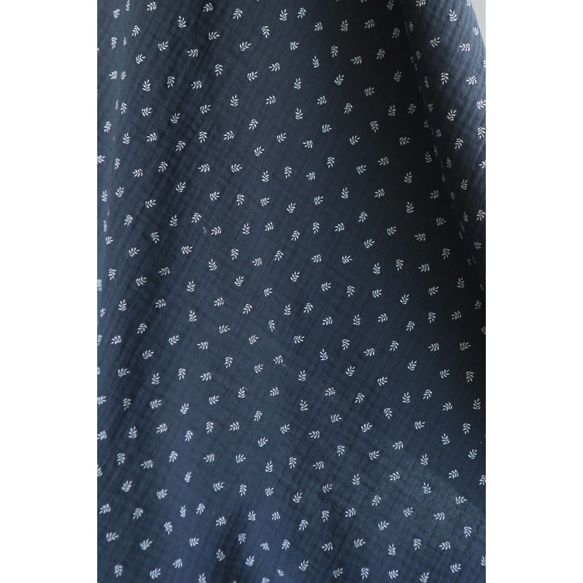 Sacha - Double gaze de coton motif feuilles fond météorite Sacha - Double gaze de coton motif feuilles fond météorite