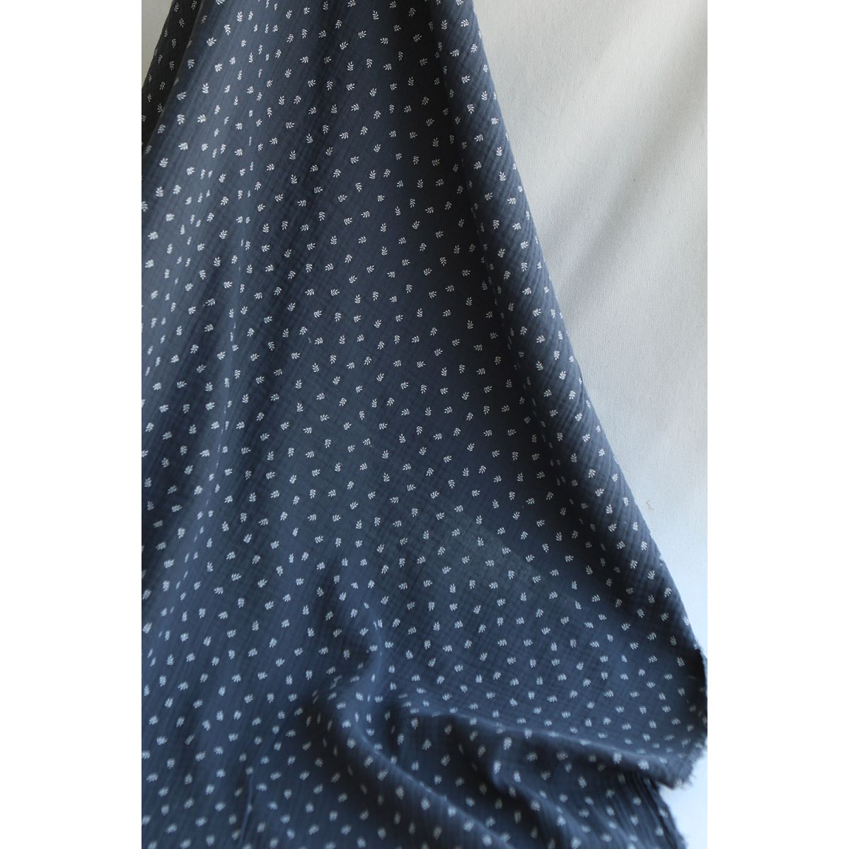 Sacha - Double gaze de coton motif feuilles fond météorite Sacha - Double gaze de coton motif feuilles fond météorite