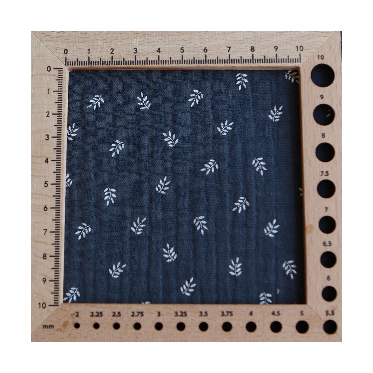 Sacha - Double gaze de coton motif feuilles fond météorite Sacha - Double gaze de coton motif feuilles fond météorite