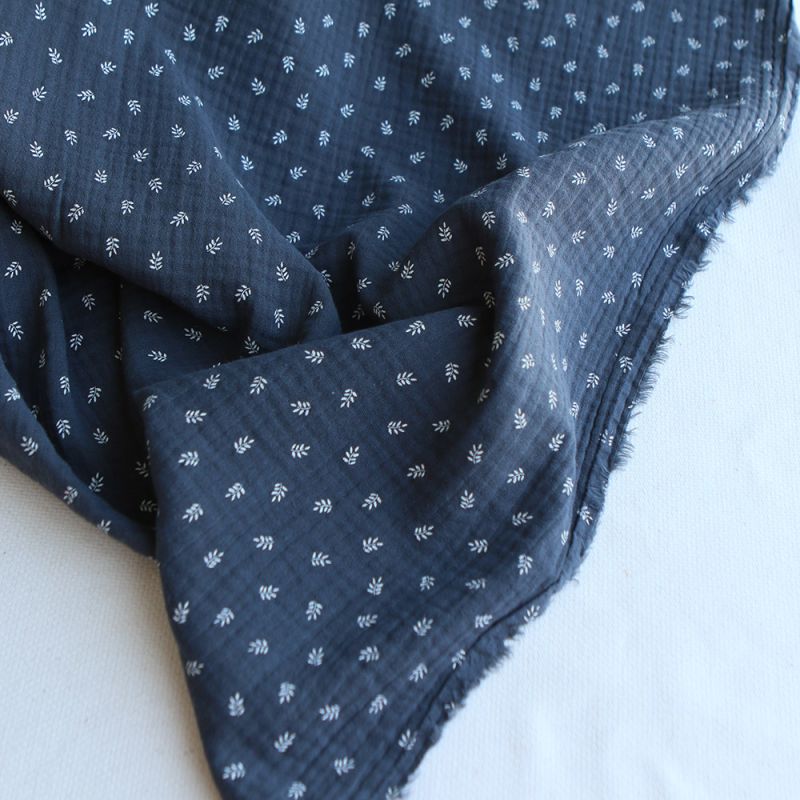 Sacha - Double gaze de coton motif feuilles fond météorite