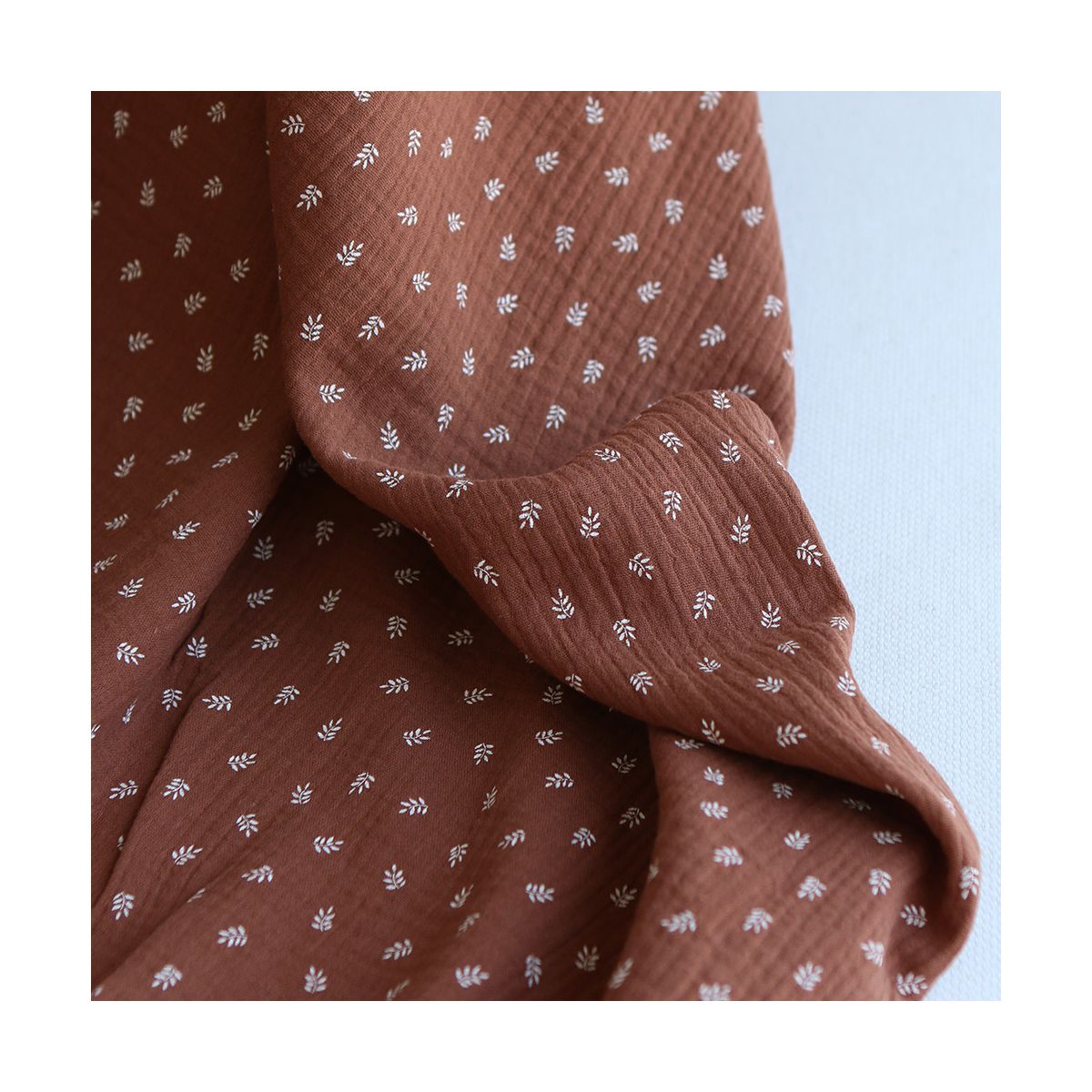 Sacha - Double gaze de coton motif feuilles fond noisette Sacha - Double gaze de coton motif feuilles fond noisette