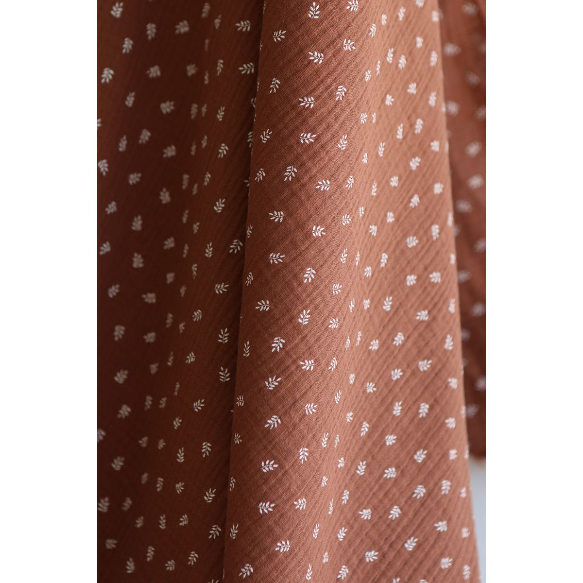 Sacha - Double gaze de coton motif feuilles fond noisette Sacha - Double gaze de coton motif feuilles fond noisette