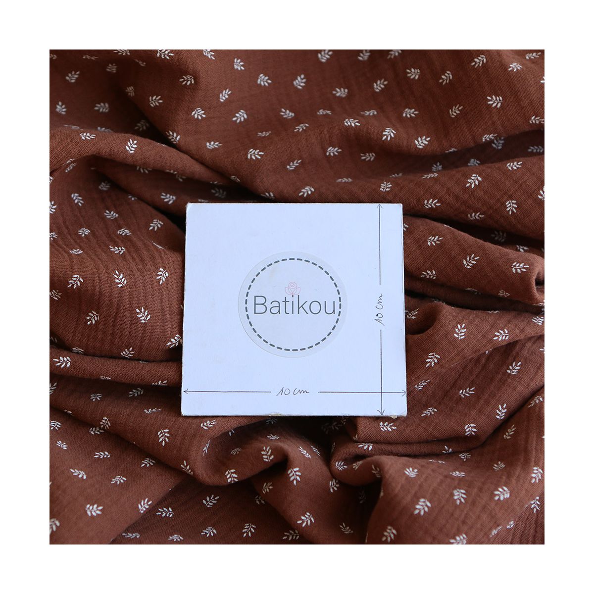 Sacha - Double gaze de coton motif feuilles fond noisette Sacha - Double gaze de coton motif feuilles fond noisette