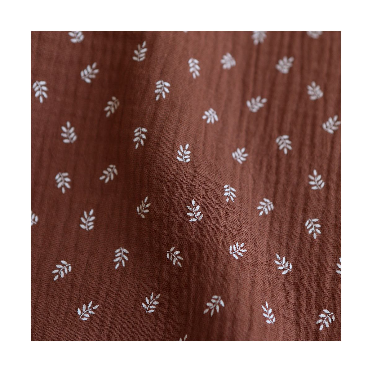 Sacha - Double gaze de coton motif feuilles fond noisette Sacha - Double gaze de coton motif feuilles fond noisette