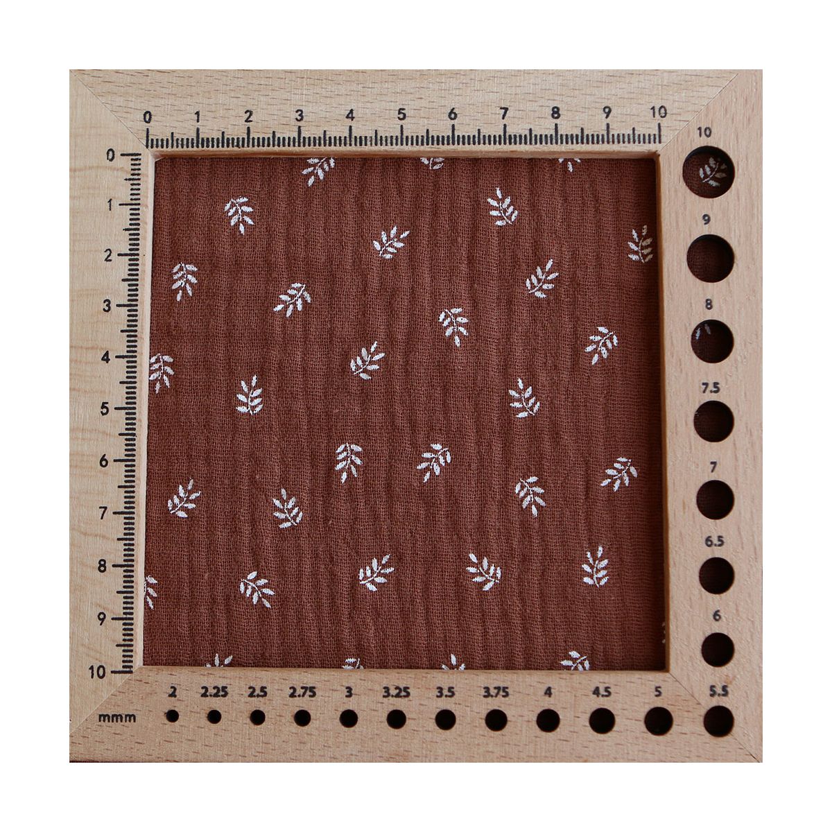 Sacha - Double gaze de coton motif feuilles fond noisette Sacha - Double gaze de coton motif feuilles fond noisette