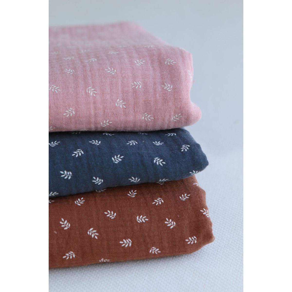 Sacha - Double gaze de coton motif feuilles fond noisette Sacha - Double gaze de coton motif feuilles fond noisette