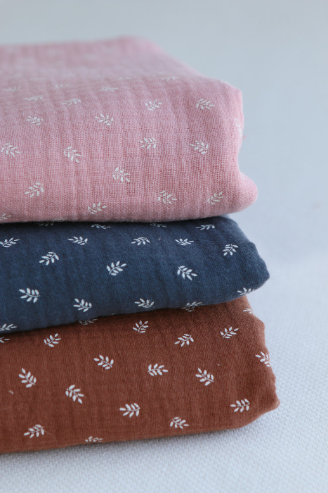 Sacha - Double gaze de coton motif feuilles fond noisette