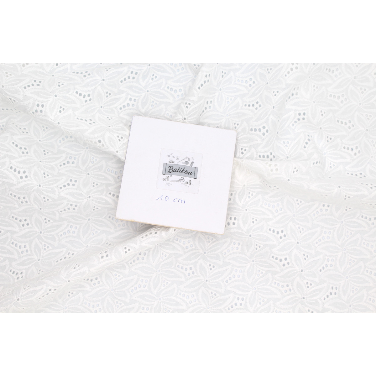Broderie anglaise coton coloris ivoire Broderie anglaise coton coloris ivoire
