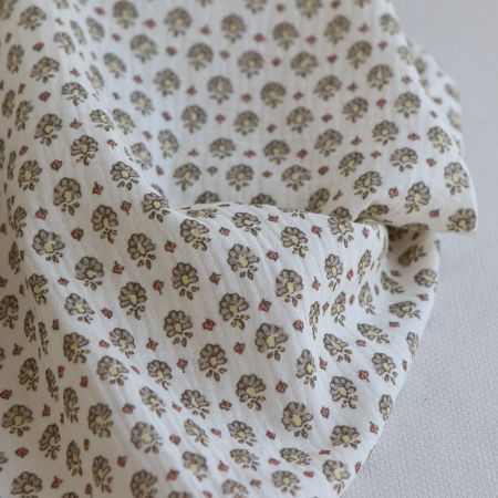 Leela - Double gaze de coton motif fleuri fond écru Leela - Double gaze de coton motif fleuri fond écru