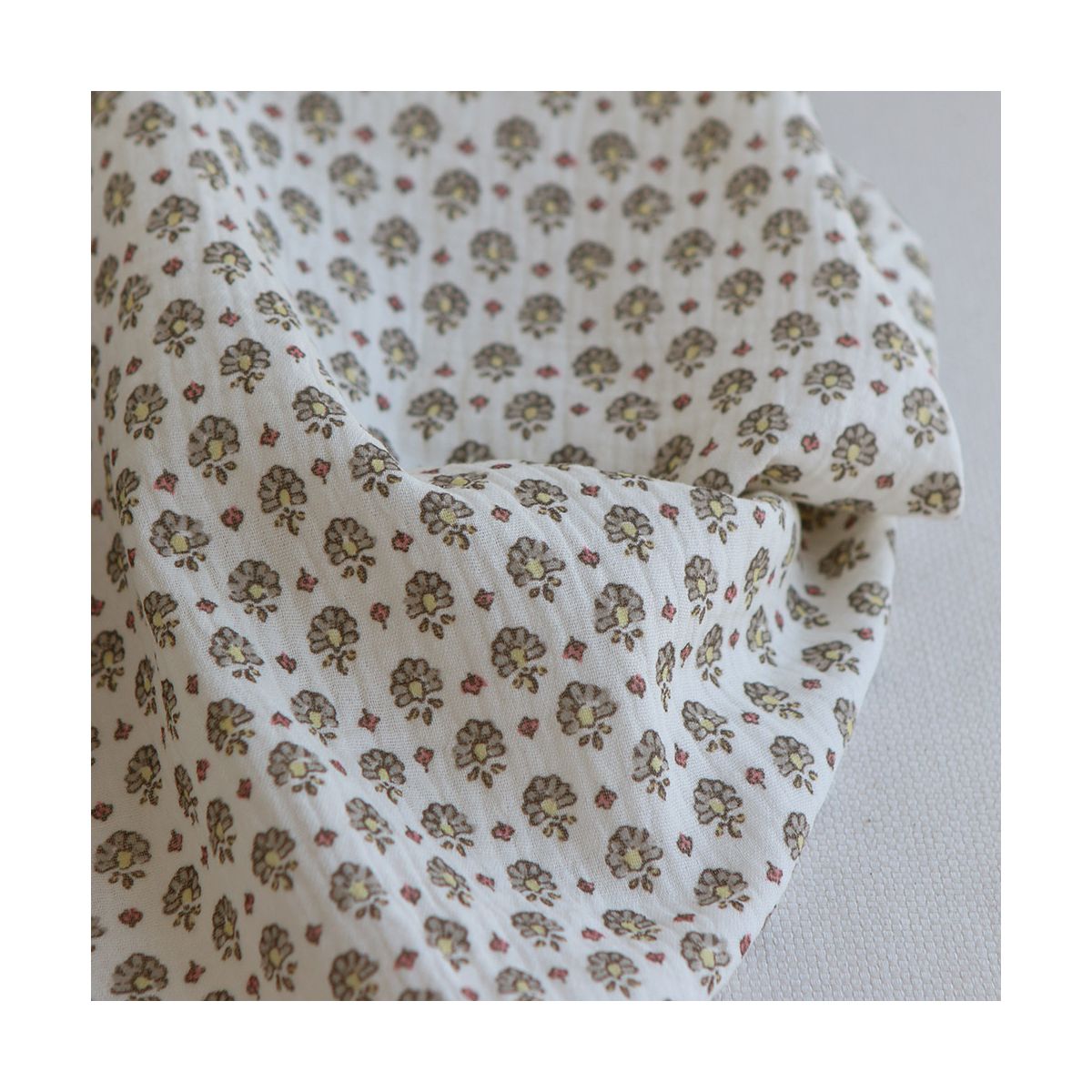 Leela - Double gaze de coton motif fleuri fond écru Leela - Double gaze de coton motif fleuri fond écru
