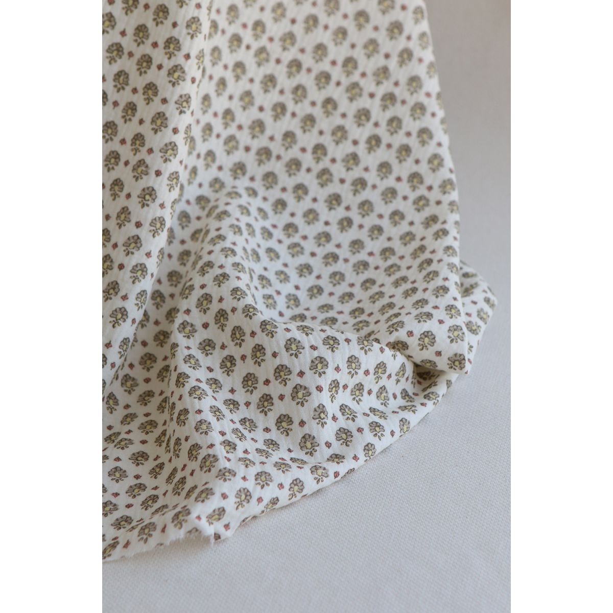 Leela - Double gaze de coton motif fleuri fond écru Leela - Double gaze de coton motif fleuri fond écru