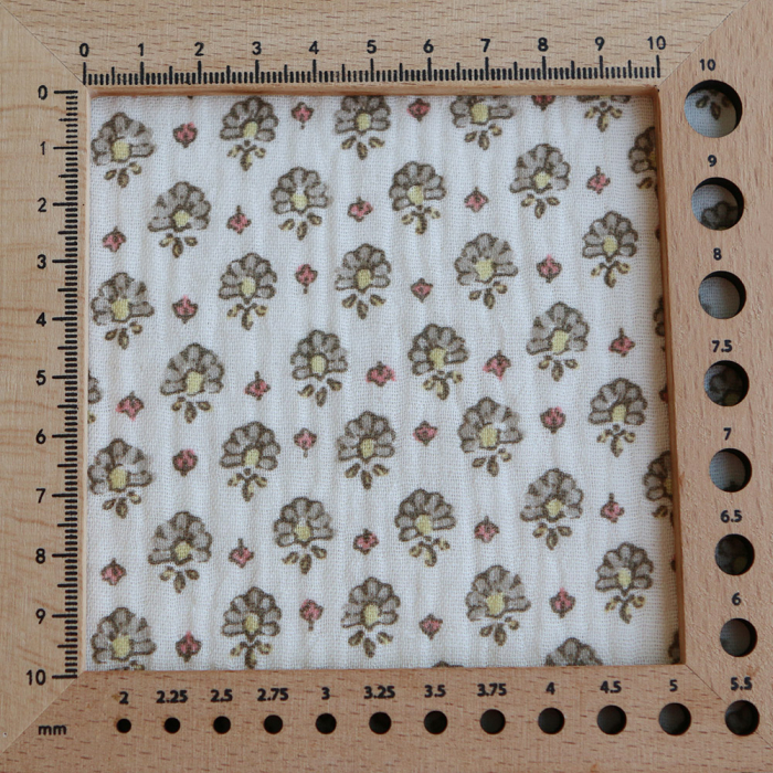 Leela - Double gaze de coton motif fleuri fond écru