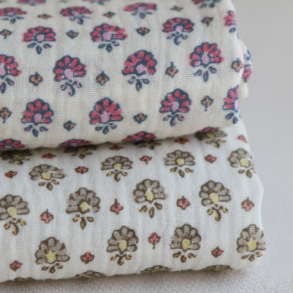 Leela - Double gaze de coton motif fleuri fond blanc cassé