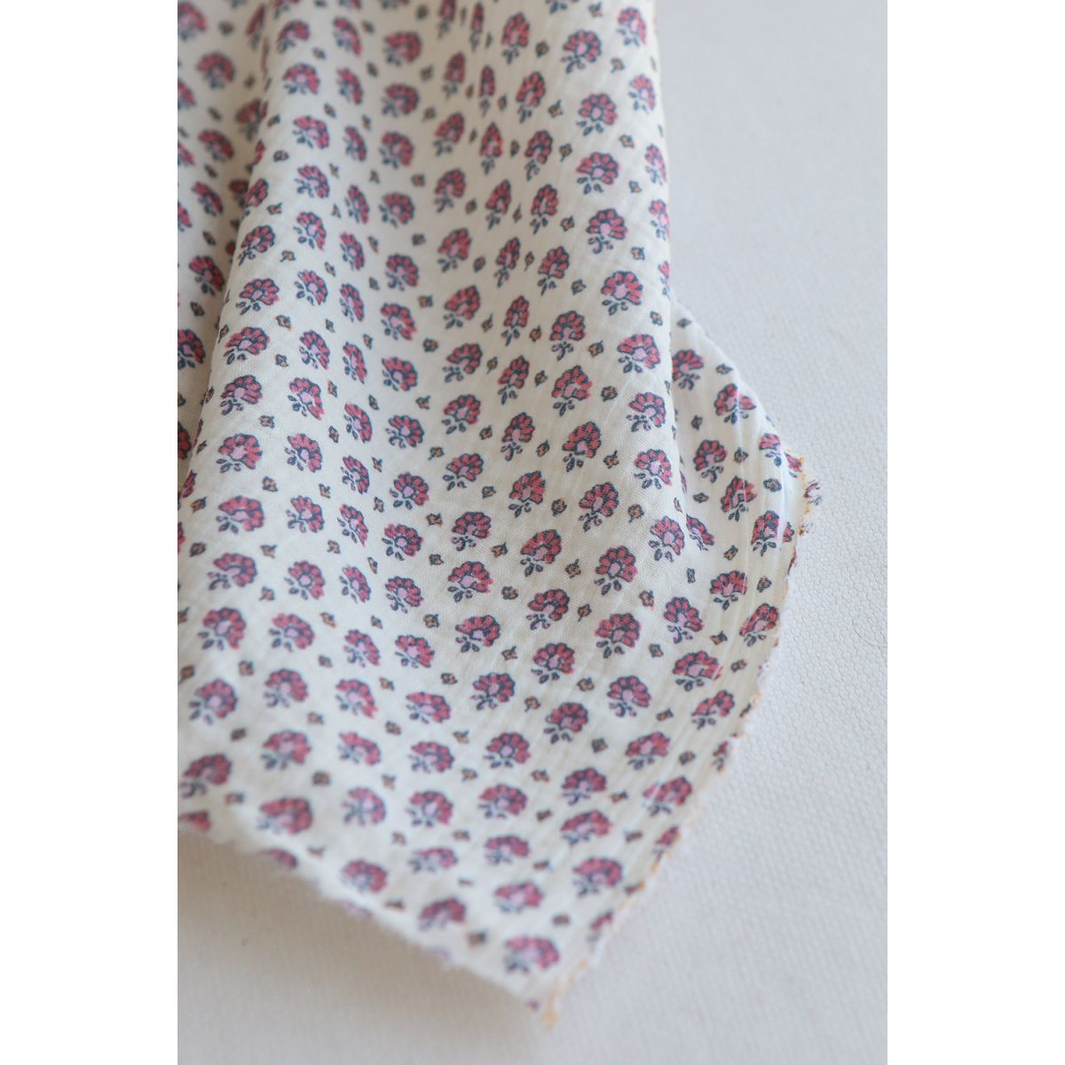 Leela - Double gaze de coton motif fleuri fond écru Leela - Double gaze de coton motif fleuri fond écru