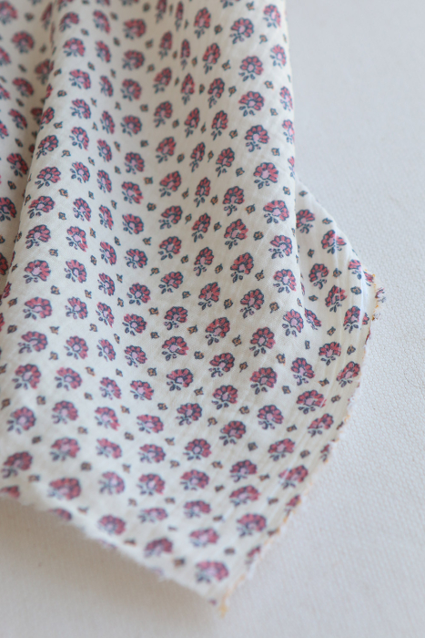 Leela - Double gaze de coton motif fleuri fond écru