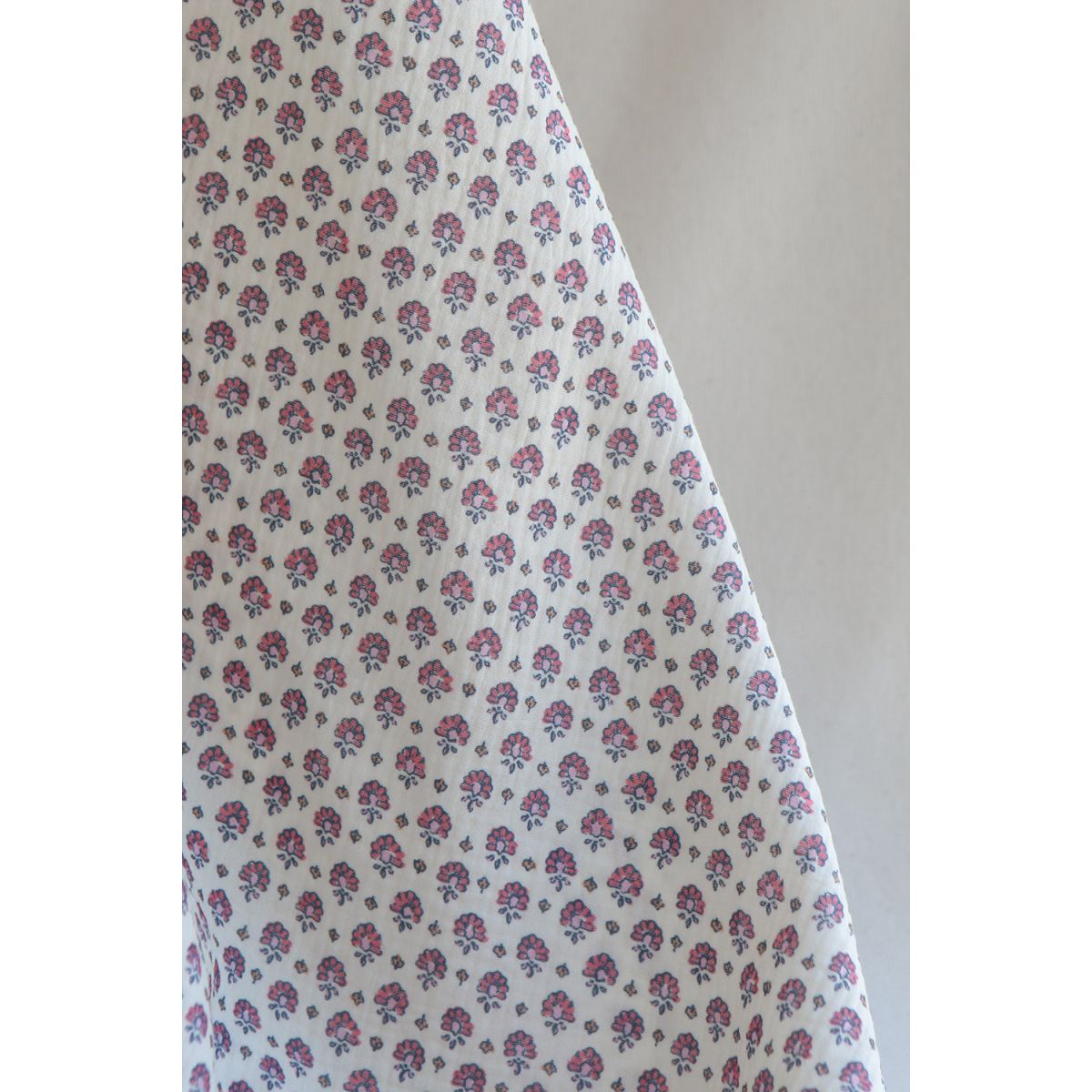 Leela - Double gaze de coton motif fleuri fond écru Leela - Double gaze de coton motif fleuri fond écru