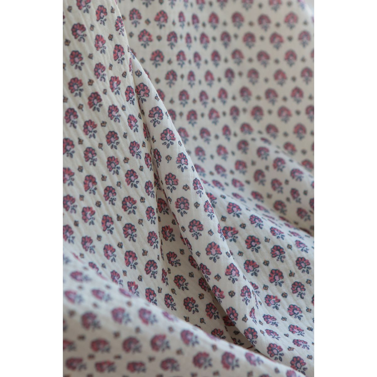 Leela - Double gaze de coton motif fleuri fond écru Leela - Double gaze de coton motif fleuri fond écru