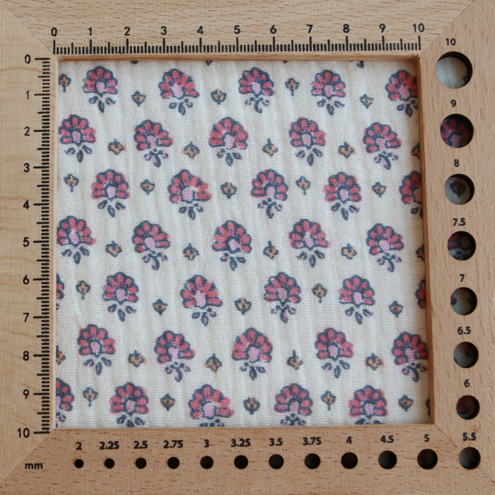 Leela - Double gaze de coton motif fleuri fond écru