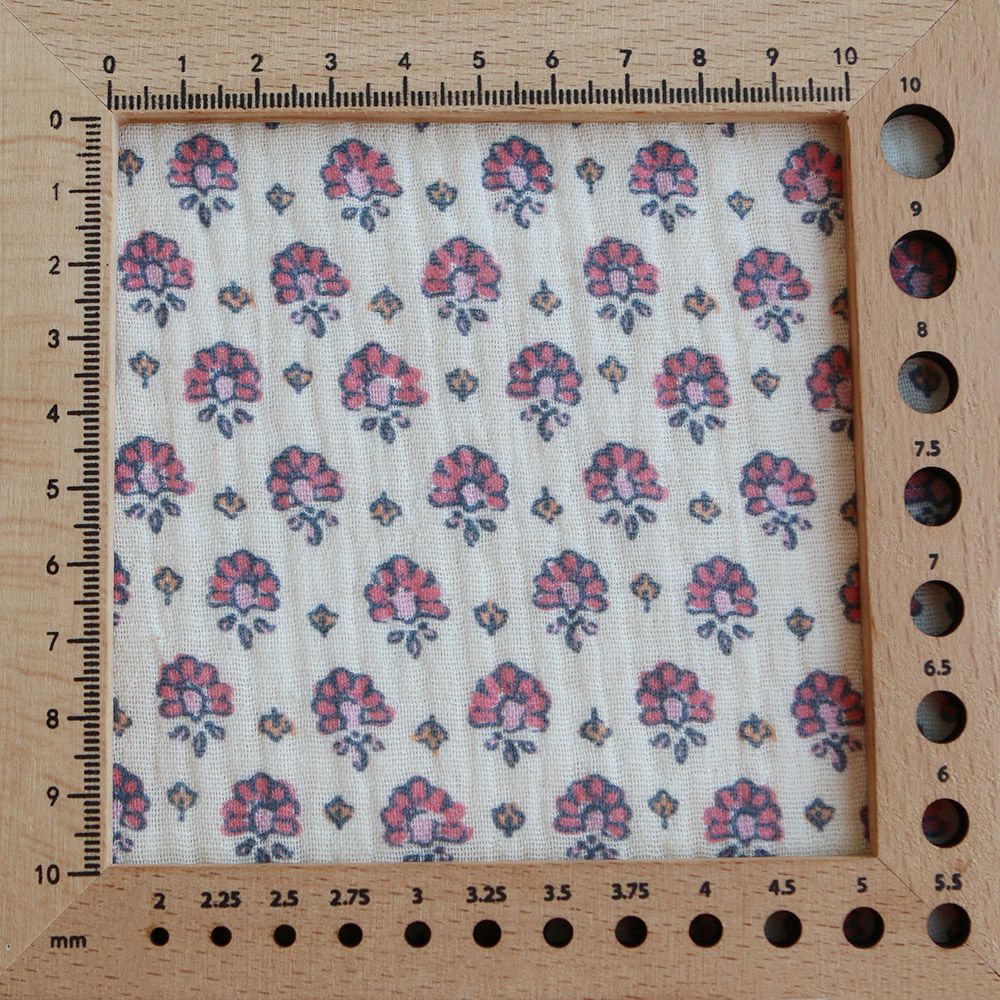 Leela - Double gaze de coton motif fleuri fond écru