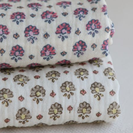 Leela - Double gaze de coton motif fleuri fond écru Leela - Double gaze de coton motif fleuri fond écru