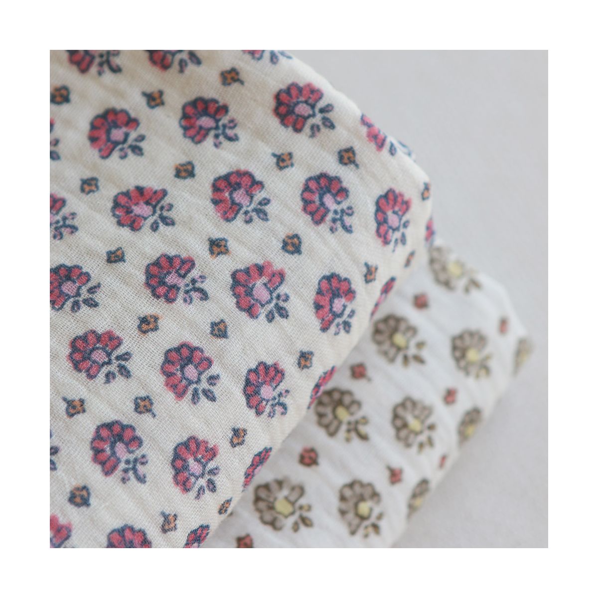 Leela - Double gaze de coton motif fleuri fond écru Leela - Double gaze de coton motif fleuri fond écru