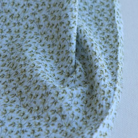 Harper - Double gaze de coton motif fleuri fond bleu ciel Harper - Double gaze de coton motif fleuri fond bleu ciel