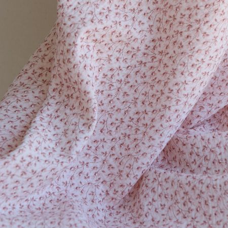 Harper - Double gaze de coton motif fleuri fond rose clair Harper - Double gaze de coton motif fleuri fond rose clair