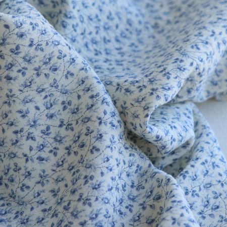 Harper - Double gaze de coton motif fleuri bleu fond écru Harper - Double gaze de coton motif fleuri bleu fond écru