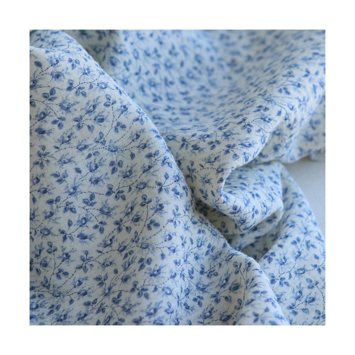 Harper - Double gaze de coton motif fleuri bleu fond écru Harper - Double gaze de coton motif fleuri bleu fond écru