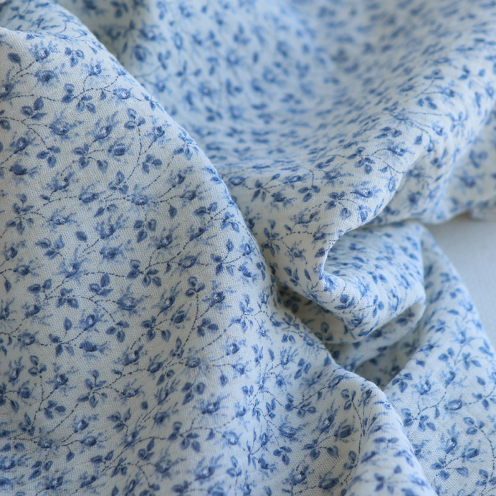 Harper - Double gaze de coton motif fleuri bleu fond écru