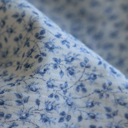 Harper - Double gaze de coton motif fleuri bleu fond écru Harper - Double gaze de coton motif fleuri bleu fond écru