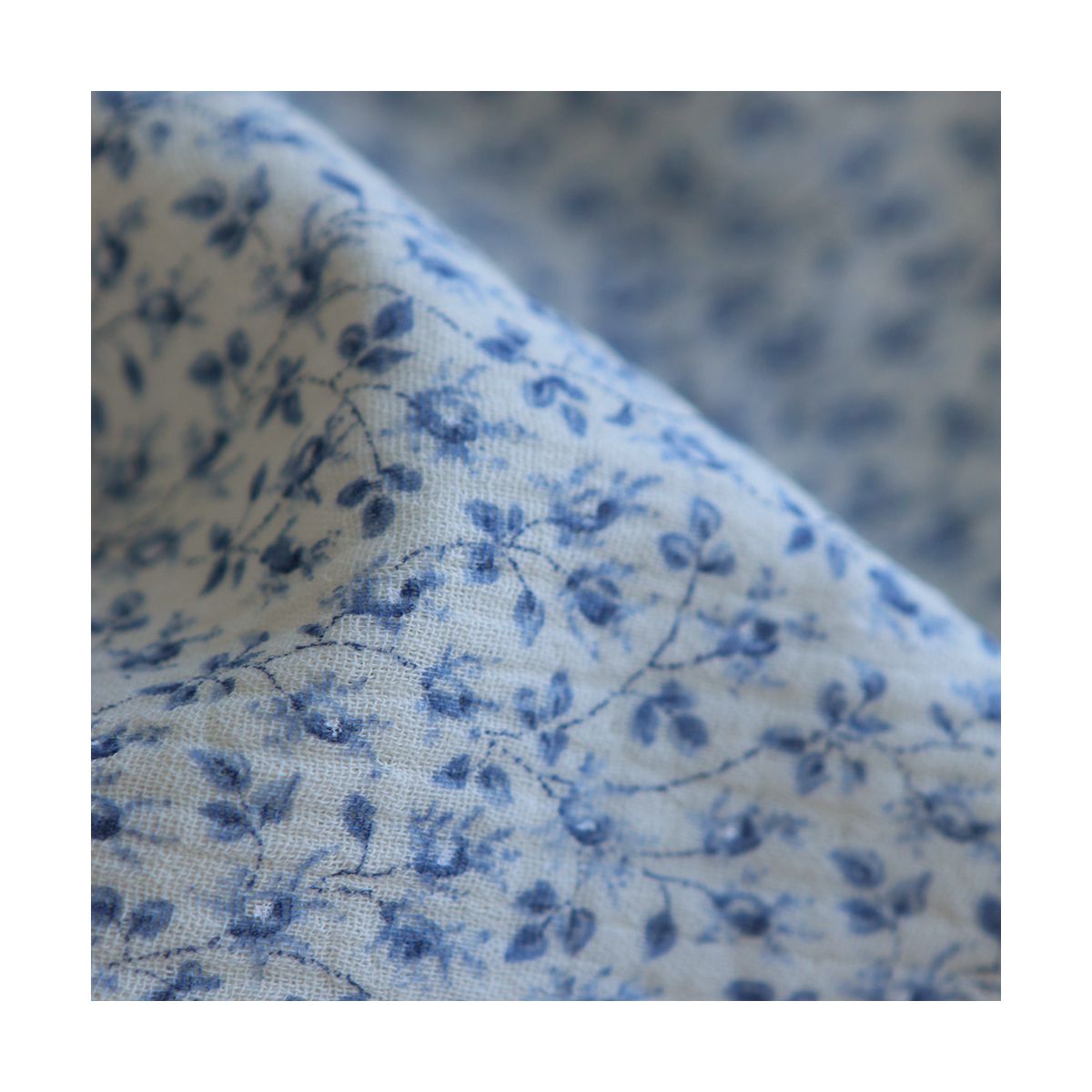 Harper - Double gaze de coton motif fleuri bleu fond écru Harper - Double gaze de coton motif fleuri bleu fond écru